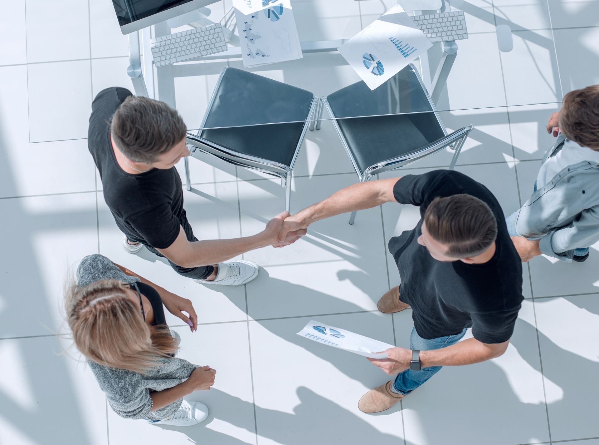 Geschäftsleute schütteln sich die Hände nach erfolgreicher Vereinbarung – Symbol für die vertrauensvolle Partnerschaft und Beratungskompetenz von KNT Solutions.