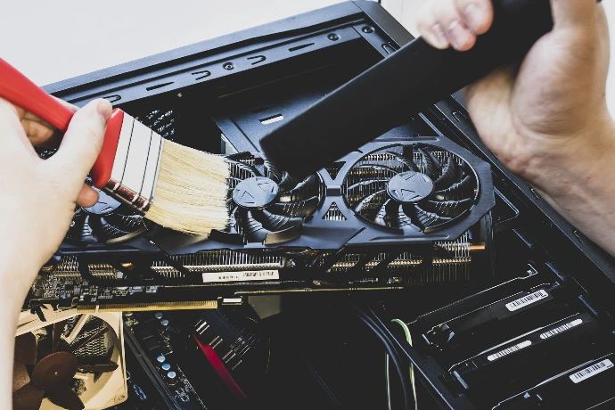 Der Refurbished Hardware Store von KNT Solutions - Säuberung von PC Teilen eines Mitarbeiters zu Aufbereitung eines Computers