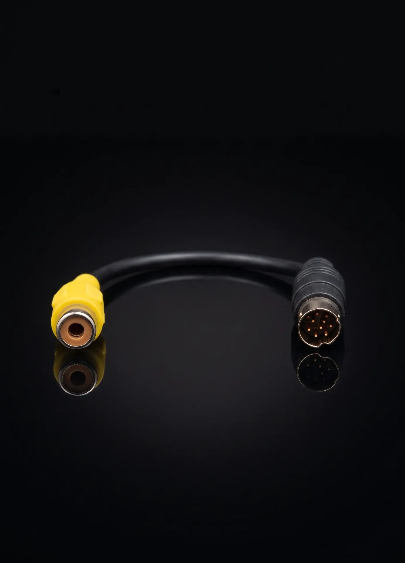 Original S-Video auf Cinch Adapter Mini DIN 7-Pin Stecker auf RCA Buchse | Gelb | Refurbished