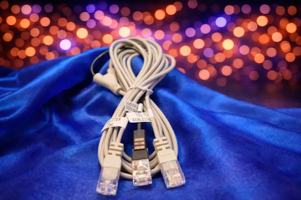 Original AVM Fritz!Box DSL/Telefon Kombikabel – RJ45 auf 3x RJ45/TAE – Grau – Refurbished & Geprüft – Nachhaltiges Netzwerk-Zubehör