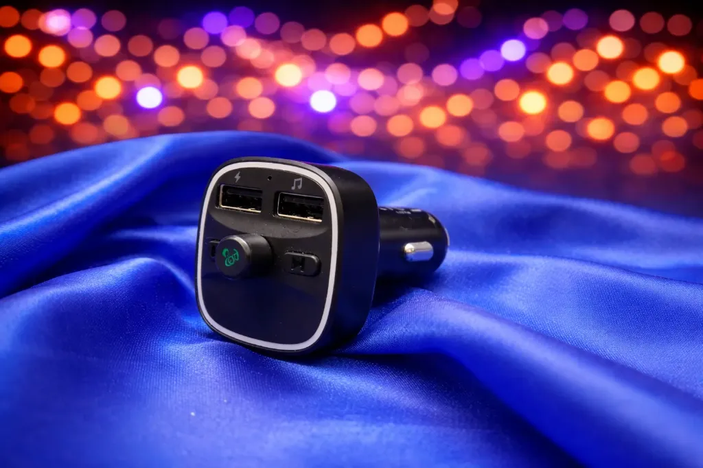 Oria Bluetooth 5.0 FM Transmitter – KFZ-Ladegerät & Freisprecheinrichtung – Dual USB – QC 3.0 – Refurbished & Geprüft – Nachhaltiges KFZ-Zubehör