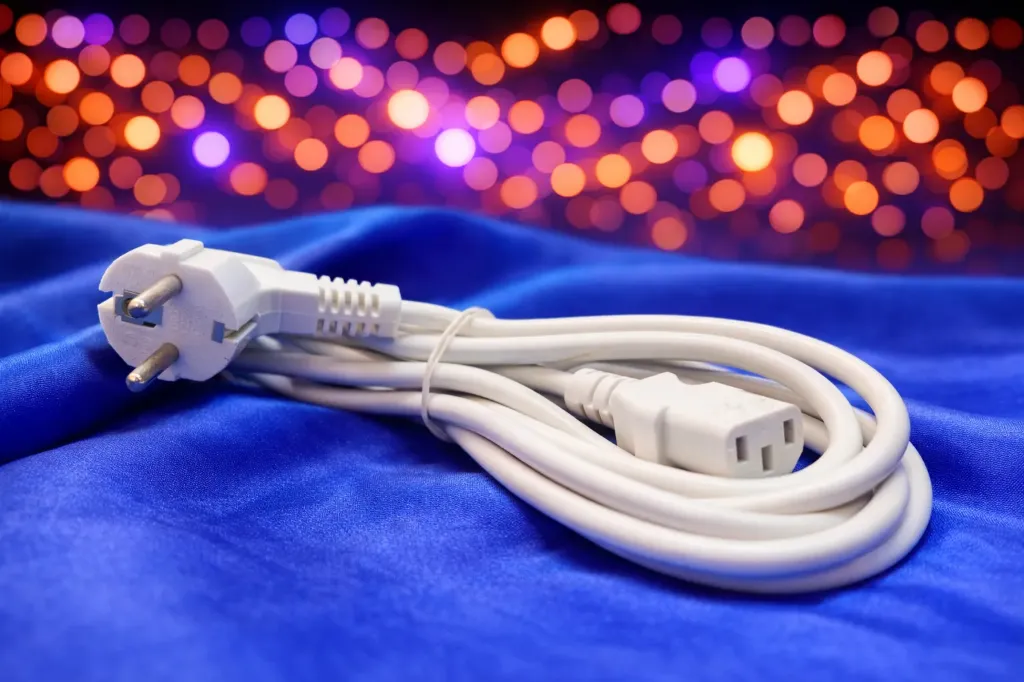 Hochwertiges Kaltgerätekabel (C13) – 4 Meter Extralang – Refurbished & Geprüft – Nachhaltiges Stromkabel