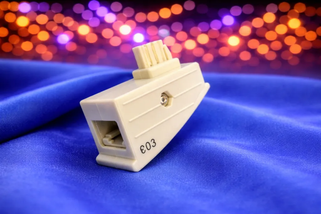 Original TAE-F DSL-Adapter – TAE-F Stecker auf RJ45 Buchse – Beige/Weiß – Refurbished & Geprüft – Nachhaltiges Netzwerk-Zubehör