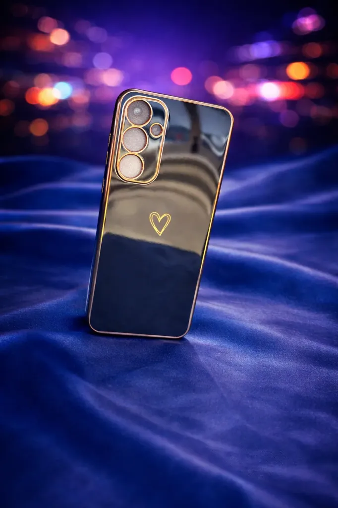 Samsung A55 5G Handyhülle – Elegantes „Black & Gold Heart“ Design – Stoßfest & Ultra-Slim – Refurbished & Geprüft – Nachhaltiges Zubehör