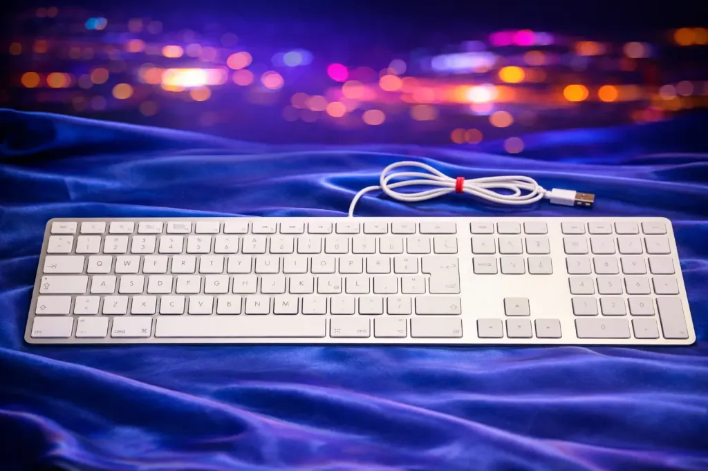 Apple A1243 Aluminium Tastatur – Zeitloses Design & Erstklassiges Schreibgefühl