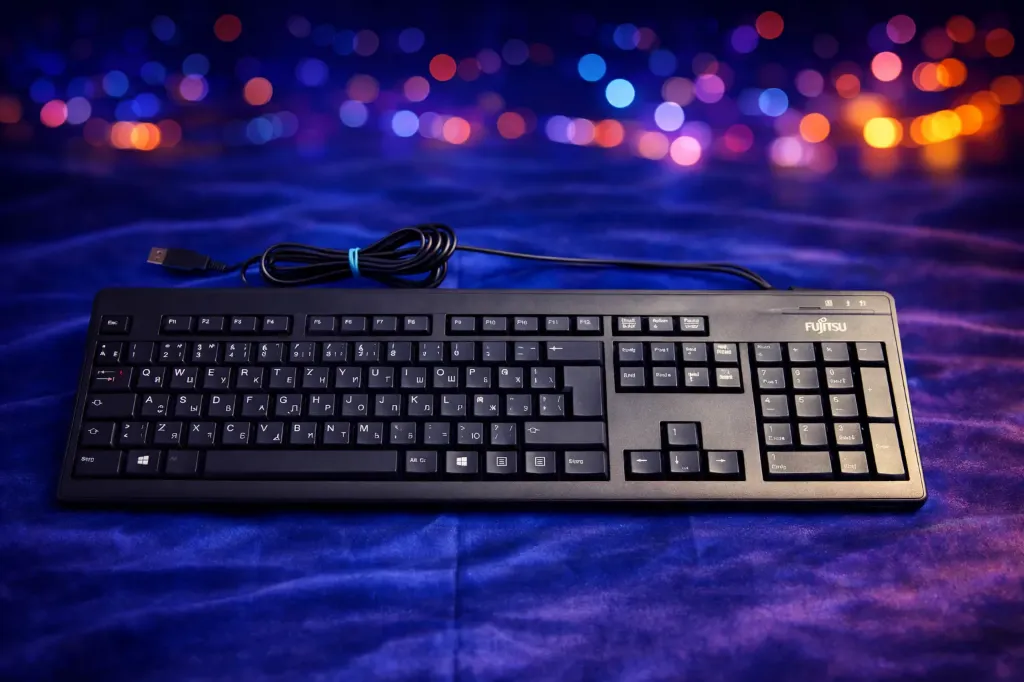 Fujitsu KB410 USB Tastatur – Zweisprachige Präzision & Robuste Business-Qualität