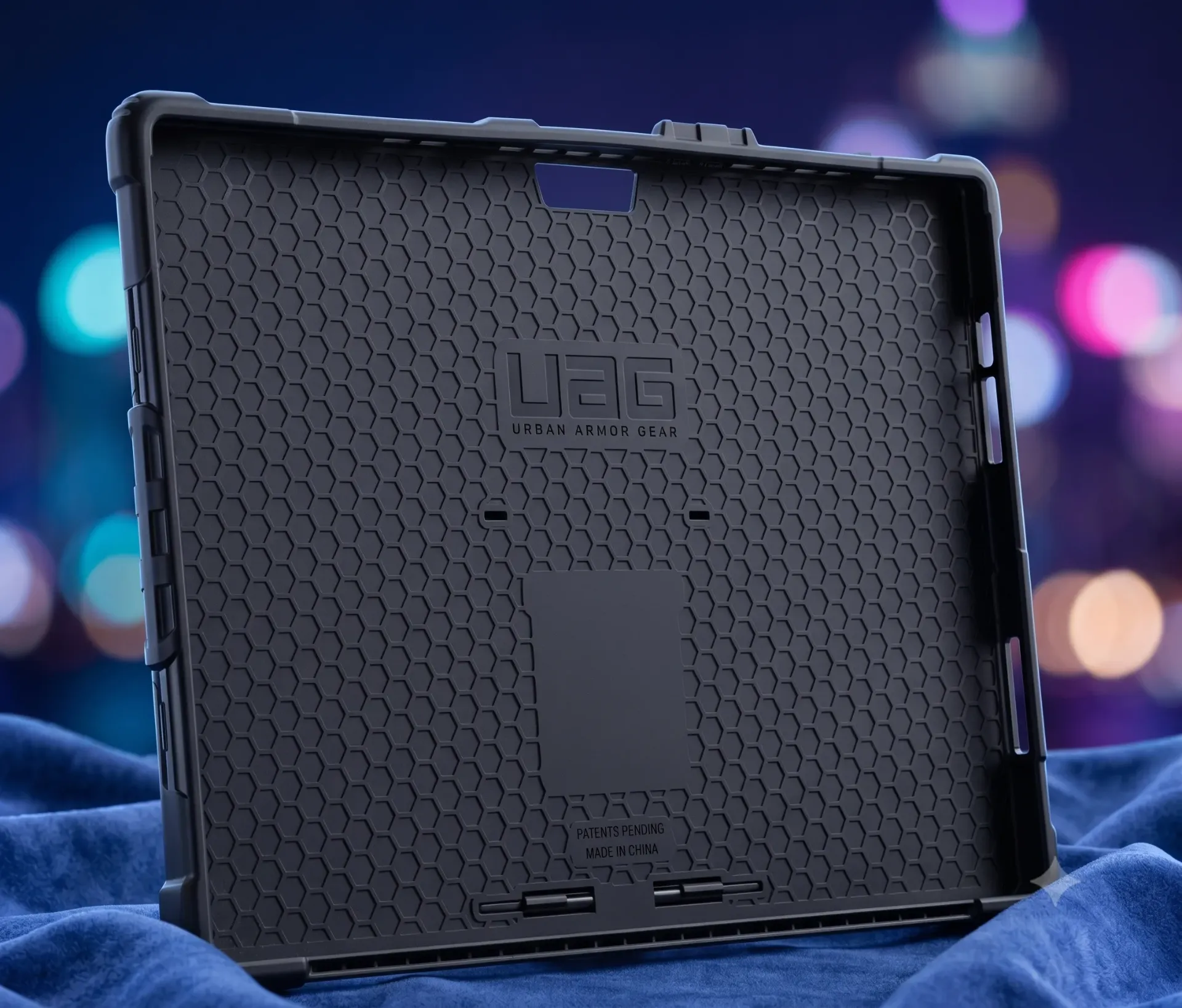 UAG Plasma Rugged Case für Microsoft Surface Pro 7 / 6 / 5 / 4 | Outdoor Schutzhülle mit Alu-Standfuß | Schwarz Silber | Gebraucht